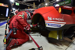 #52 AF Corse Ferrari 488 GTE EVO: Toni Vilander, Antonio Giovinazzi, Pipo Derani, pit stop