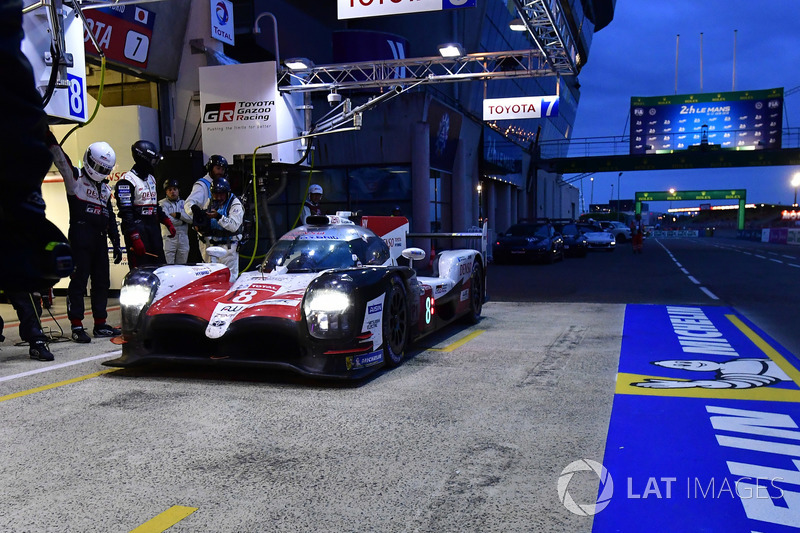#8 Toyota Gazoo Racing Toyota TS050: Sébastien Buemi, Kazuki Nakajima, Fernando Alonso, pit stop
