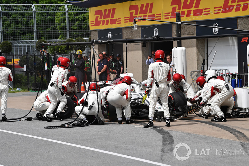 Charles Leclerc, Sauber C37 au stand