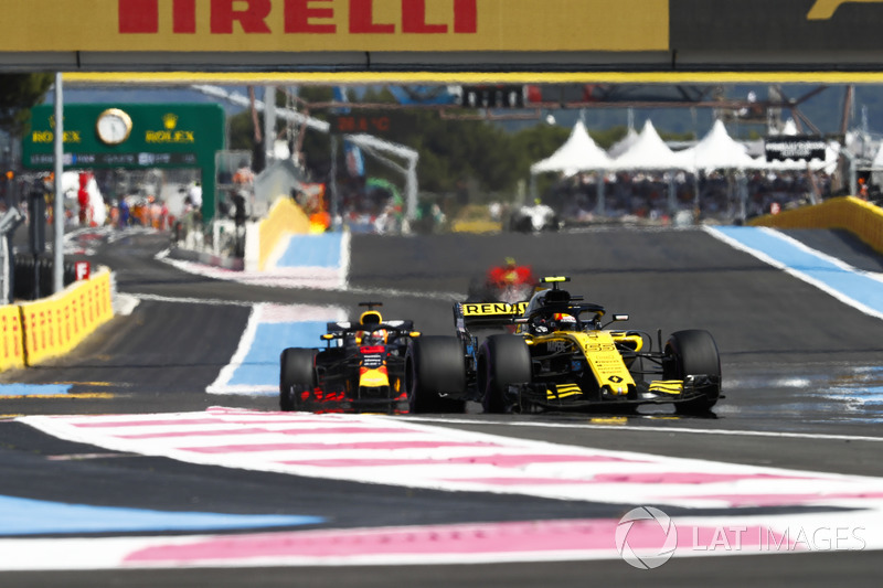 Carlos Sainz Jr., Renault Sport F1 Team R.S. 18, Daniel Ricciardo, Red Bull Racing RB14