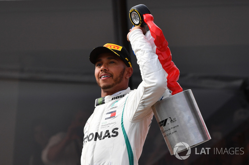 El ganador de la carrera Lewis Hamilton, Mercedes-AMG F1 celebra con el trofeo