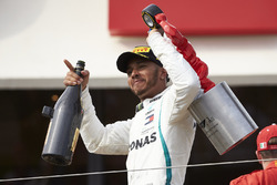 Lewis Hamilton, Mercedes AMG F1, 1st position, leaves the trophy with his trophy and Champagne