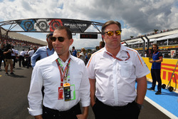 Zak Brown, CEO de McLaren Racing en la grilla