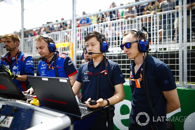 Toro Rosso Honda engineers on the grid