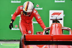 Il vincitore della gara Sebastian Vettel, Ferrari, festeggia nel parco chiuso