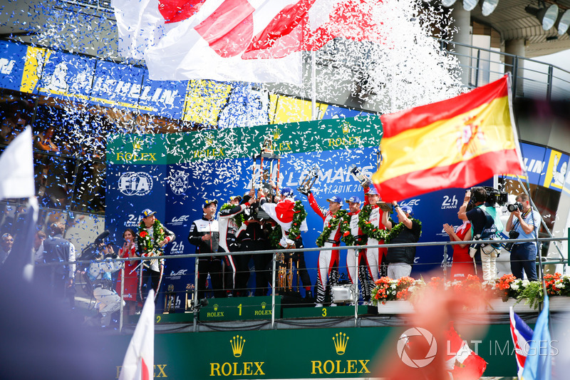 Genel klasman podyum: Yarış galibi Sébastien Buemi, Kazuki Nakajima, Fernando Alonso, Toyota Gazoo Racing, 2. Mike Conway, Kamui Kobayashi, Jose Maria Lopez, 3. Mathias Beche, Gustavo Menezes, Thomas Laurent, Rebellion Racing