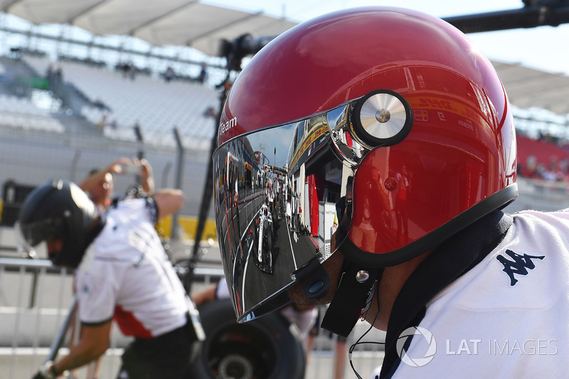 Latihan pit stop Sauber