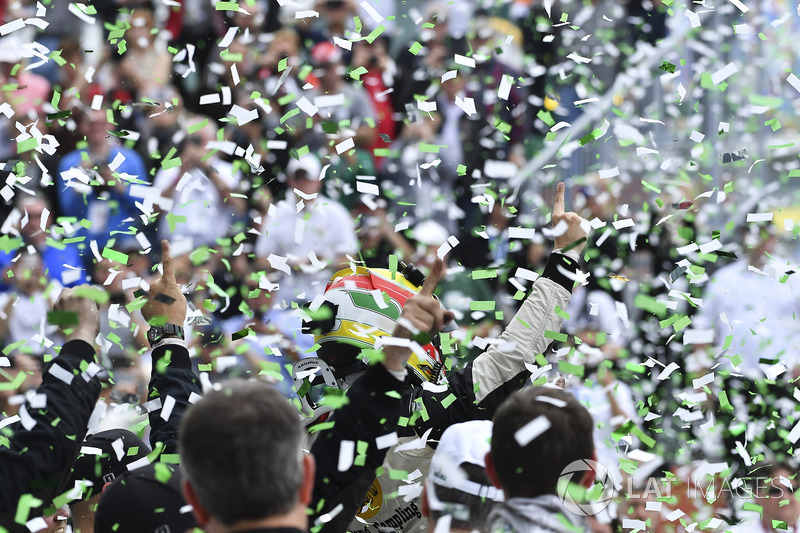 #5 Action Express Racing Cadillac DPi, P: Filipe Albuquerque celebrates in Victory Lane