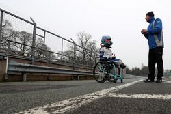 Billy Monger en el coche de carreras, regreso a probar el Carlin MSV Fórmula 3