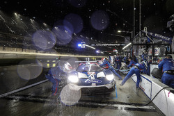 #67 Chip Ganassi Racing Ford GT, GTLM: Ryan Briscoe, Richard Westbrook, Scott Dixon, pit stop