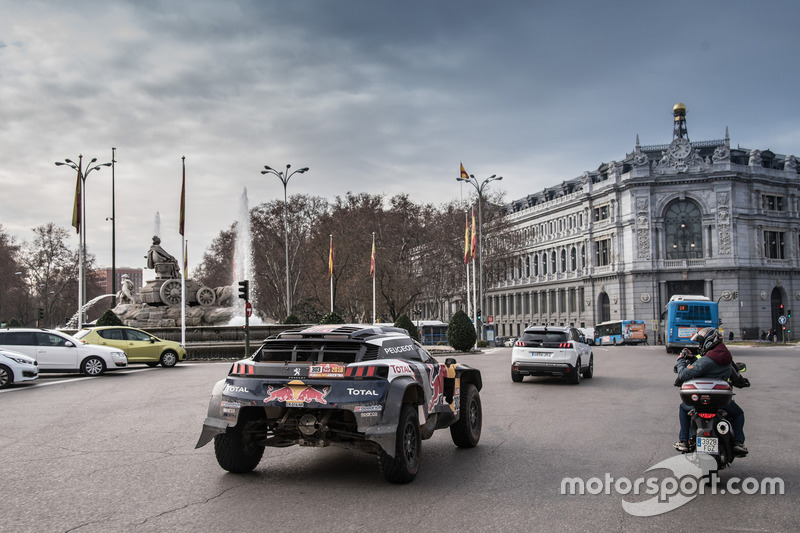 Carlos Sainz, Lucas Cruz, Peugeot Sport in the streets of Madrid