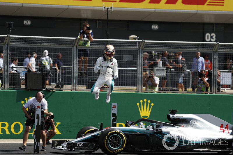 Le poleman Lewis Hamilton, Mercedes-AMG F1 W09 dans le parc fermé
