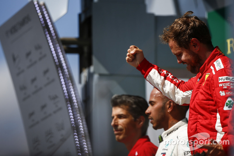 Sebastian Vettel, Ferrari, festeggia sul podio