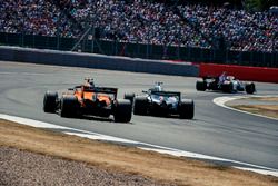 Stoffel Vandoorne, McLaren MCL33 and Lewis Hamilton, Mercedes-AMG F1 W09