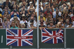 Les fans montrent leur soutien pour Lewis Hamilton, Mercedes AMG F1