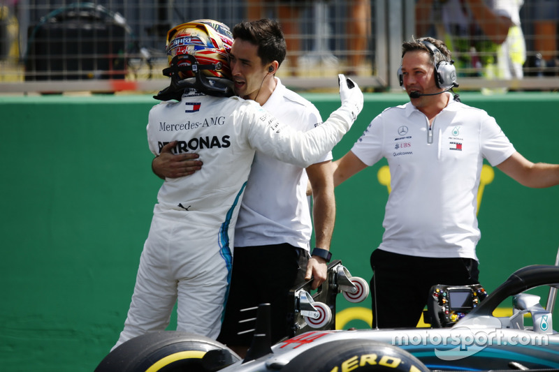 Lewis Hamilton, Mercedes AMG F1, fête sa pole position avec ses ingénieurs