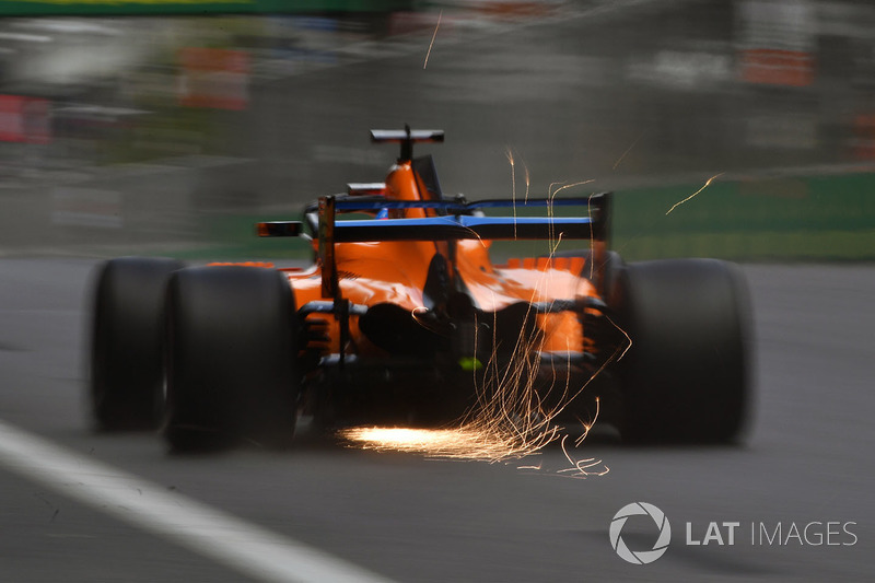 Fernando Alonso, McLaren MCL33 sacando chispas