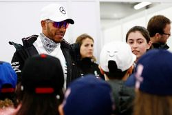 Lewis Hamilton, Mercedes AMG F1, met de grid kids