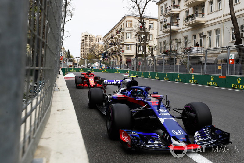 Pierre Gasly, Toro Rosso STR13 Honda, Kimi Raikkonen, Ferrari SF71H