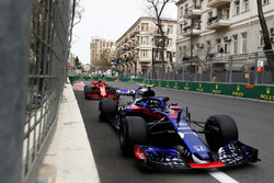 Пьер Гасли, Scuderia Toro Rosso STR13, и Кими Райкконен, Ferrari SF71H
