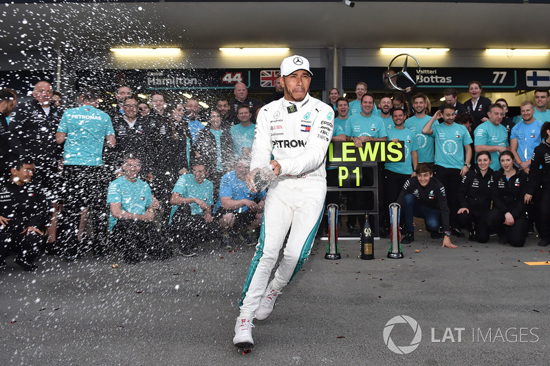 4. Vencedor do GP do Azerbaijão Lewis Hamilton, Mercedes-AMG F1 comemora com a equipe e com o champanhe