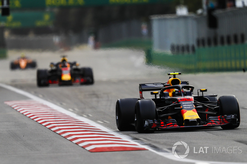 Max Verstappen, Red Bull Racing RB14 Tag Heuer, precede Daniel Ricciardo, Red Bull Racing RB14 Tag Heuer