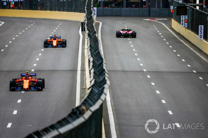 Esteban Ocon, Force India VJM11 Mercedes, Stoffel Vandoorne, McLaren MCL33 Renault, y Fernando Alonso, McLaren MCL33 Renault