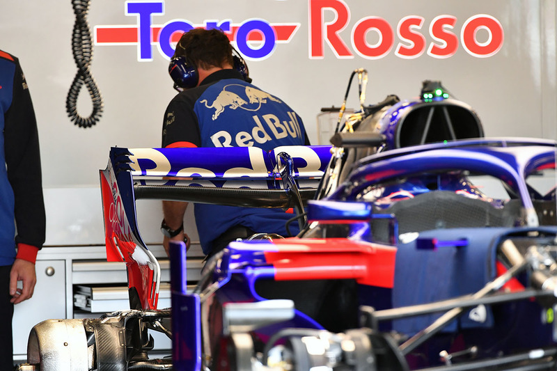 Scuderia Toro Rosso STR13 arka kanat detay