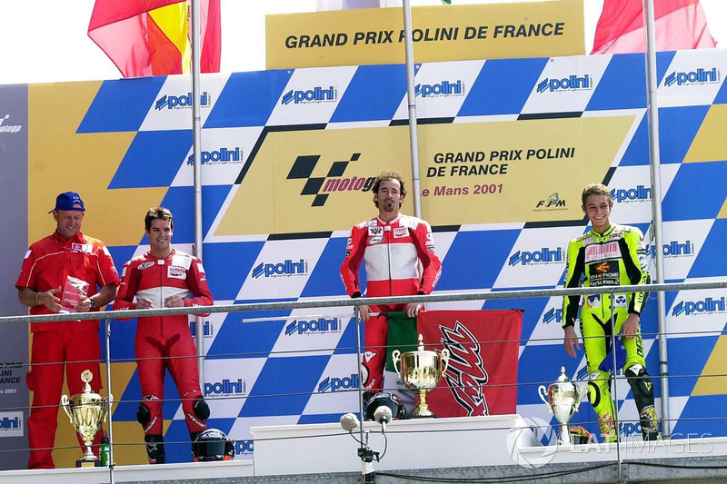 Podio: 1º Max Biaggi, 2º Carlos Checa, 3º Valentino Rossi