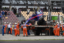 Эвакуация с трассы разбитого автомобиля STR13 Брендона Хартли, Scuderia Toro Rosso