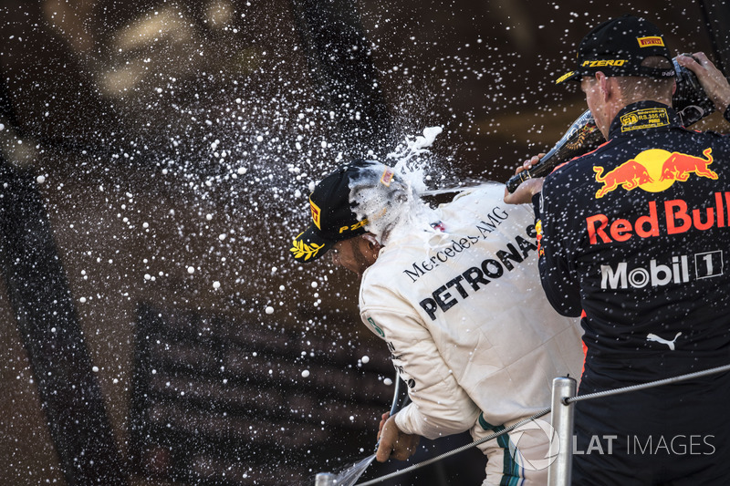 Race winner Lewis Hamilton, Mercedes-AMG F1 and Max Verstappen, Red Bull Racing celebrate on the podium with the champagne