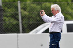 Charlie Whiting, directeur de course de la FIA, observe le lieu de l'accident de Brendon Hartley, Scuderia Toro Rosso STR13 en FP3