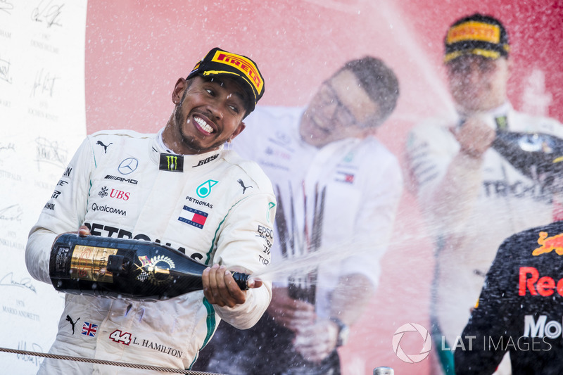 Hamilton tarolt a Mercedesszel Barcelonában - F1 2018
