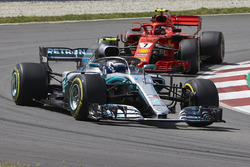 Валттери Боттас, Mercedes AMG F1 W09, и Кими Райкконен, Ferrari SF71H