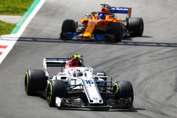 Charles Leclerc, Sauber C37, Fernando Alonso, McLaren MCL33