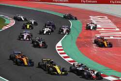 Kevin Magnussen, Haas F1 Team VF-18, Carlos Sainz Jr., Renault Sport F1 Team R.S. 18, Fernando Alonso, McLaren MCL33 and Romain Grosjean, Haas F1 Team VF-18, as Stoffel Vandoorne, McLaren MCL33, y Marcus Ericsson, Sauber C37, run wide