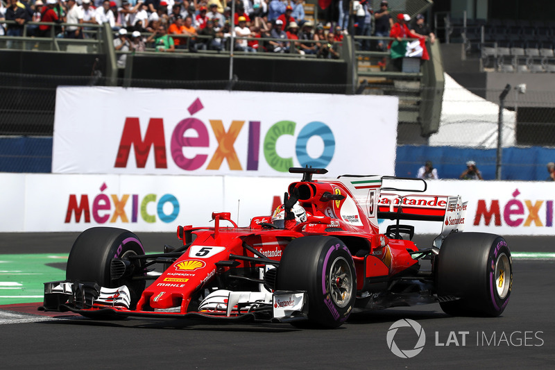 Sebastian Vettel, Ferrari SF70H celebra y saludo a los fans
