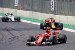 Kimi Raikkonen, Ferrari SF70H, Daniel Ricciardo, Red Bull Racing RB13, Lance Stroll, Williams FW40