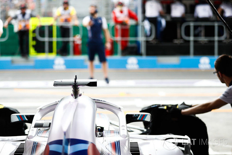 Lance Stroll, Williams FW41 Mercedes, se prépare à sortir du garage