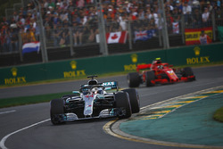 Lewis Hamilton, Mercedes AMG F1 W09, Kimi Raikkonen, Ferrari SF71H