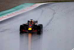 Daniel Ricciardo, Red Bull Racing RB14, laat grind achter op het circuit na een uitstapje