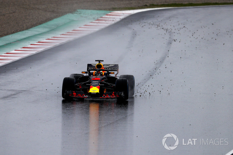 Daniel Ricciardo, Red Bull Racing RB14, met des graviers sur la piste après être sorti large