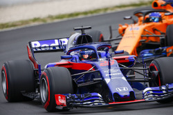 Brendon Hartley, Scuderia Toro Rosso STR13, Fernando Alonso, McLaren MCL33