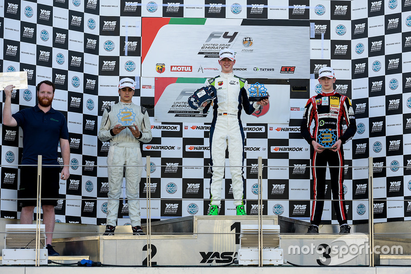 Podium : le vainqueur David Schumacher, Rasgaira Motorsports, le deuxième Caio Collet, SILBERPFEIL Energy Dubai, le troisième Charles Weerts, Dragon Motopark F4