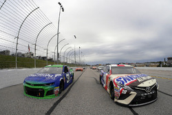 Kyle Busch, Joe Gibbs Racing, Snickers Almond Toyota Camry and Ryan Newman, Richard Childress Racing, Liberty National Chevrolet Camaro lead the field at the start