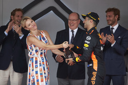 La princesa Charlene y el príncipe Alberto de Mónaco con el ganador de la carrera Daniel Ricciardo, Red Bull Racing, en el podio