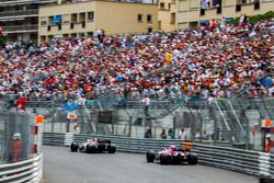 Charles Leclerc, Sauber C37, delante de Sergio Perez, Force India VJM11