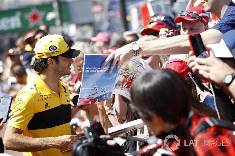 Carlos Sainz Jr., Renault Sport F1 Team signs autographs for the fans