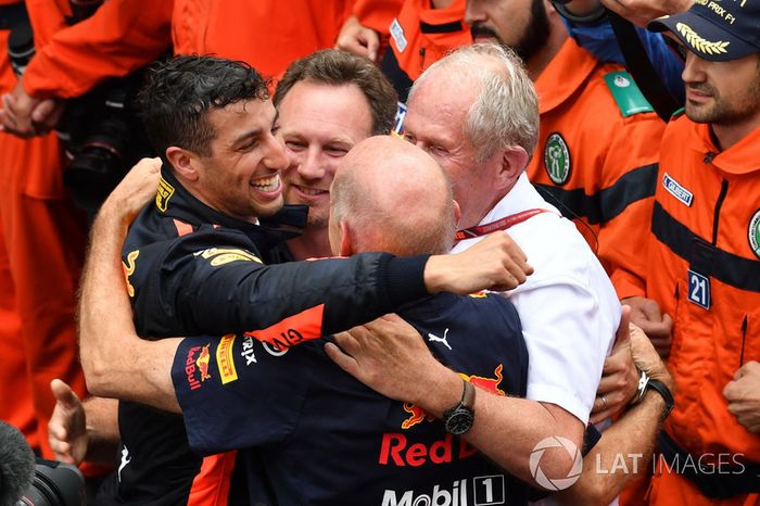 El ganador de la carrera Daniel Ricciardo, Red Bull Racing celebra con Christian Horner, el director del equipo Red Bull Racing, Adrian Newey, Red Bull Racing y el Dr. Helmut Marko, consultor de Red Bull Motorsport en parc ferme