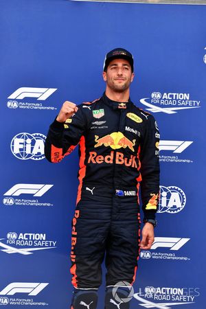 Ganador de la pole Daniel Ricciardo, Red Bull Racing celebra en parc ferme